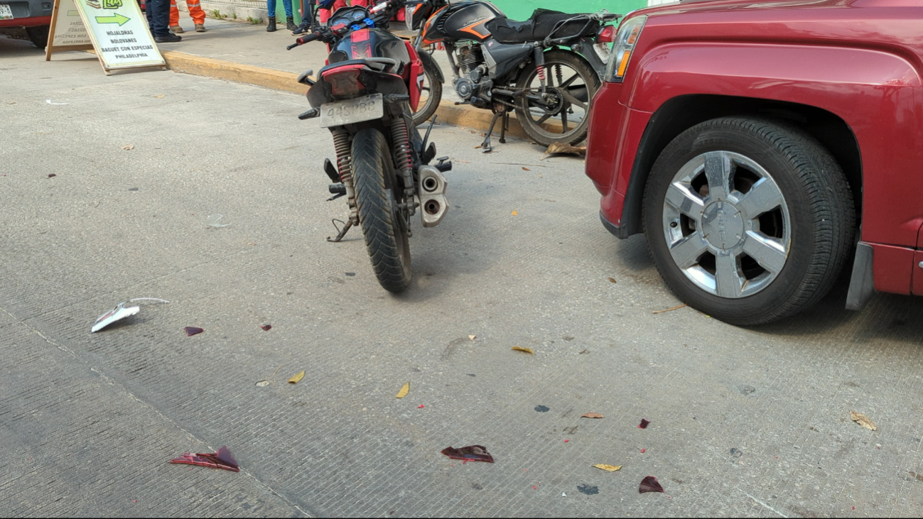 Motociclista se impacta contra auto en la Benito Juárez, Campeche