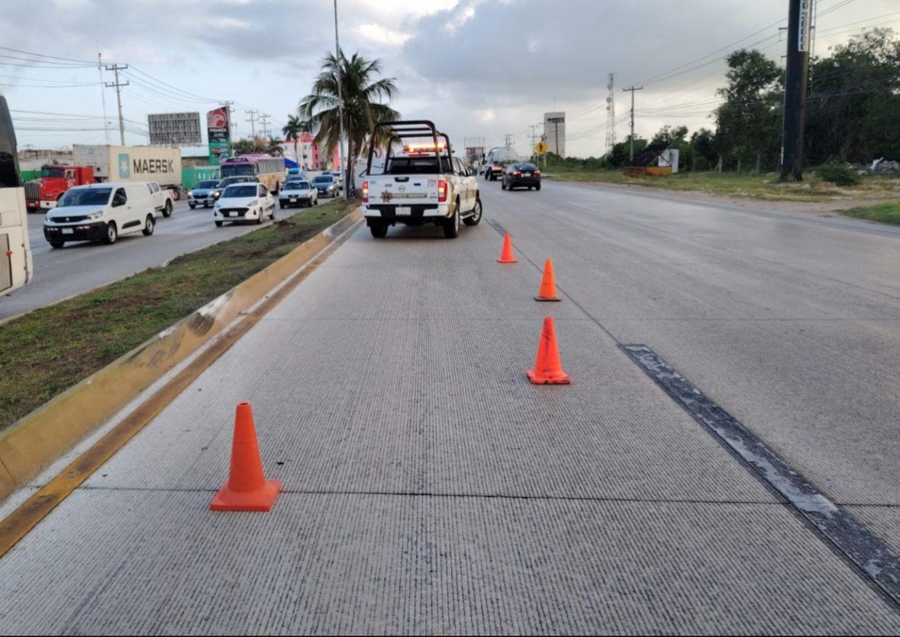 Equipo de emergencias arribaron al lugar para atender al conductor quien presentó lesiones, pero no de gravedad.