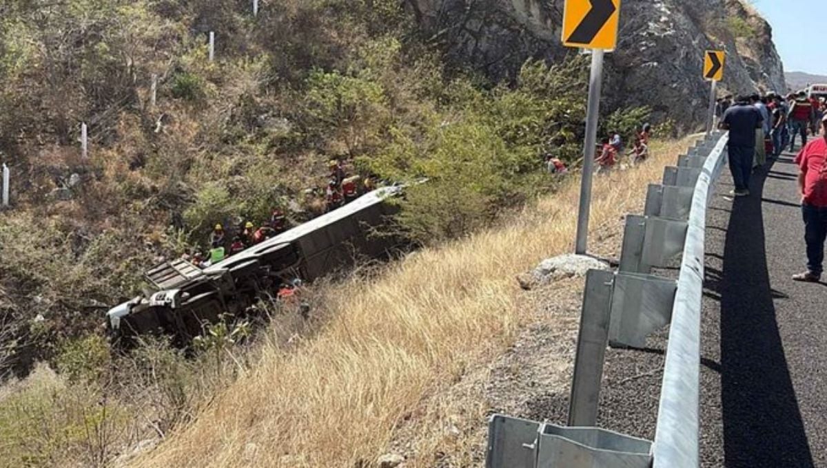 Autobús que regresaba del mitin en la CDMX vuelca en la autopista Mitla-Tehuantepec y mueren 11 personas