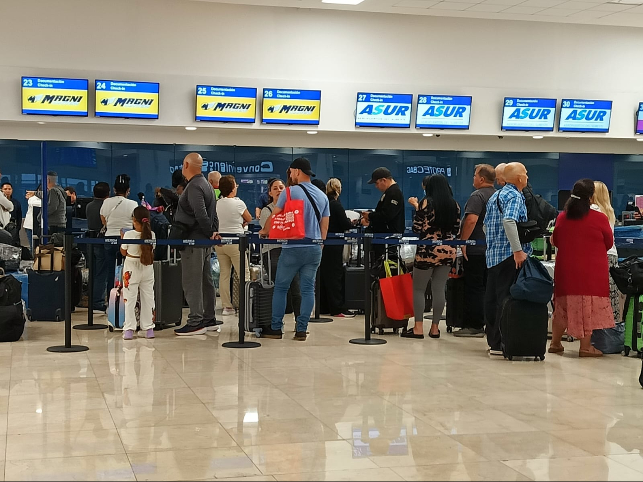 Hay afluencia regular de pasajeros en el aeropuerto de Mérida