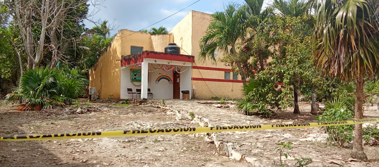 Los ladrones habían roto una ventana para así ingresar al edificio y cometer el robo