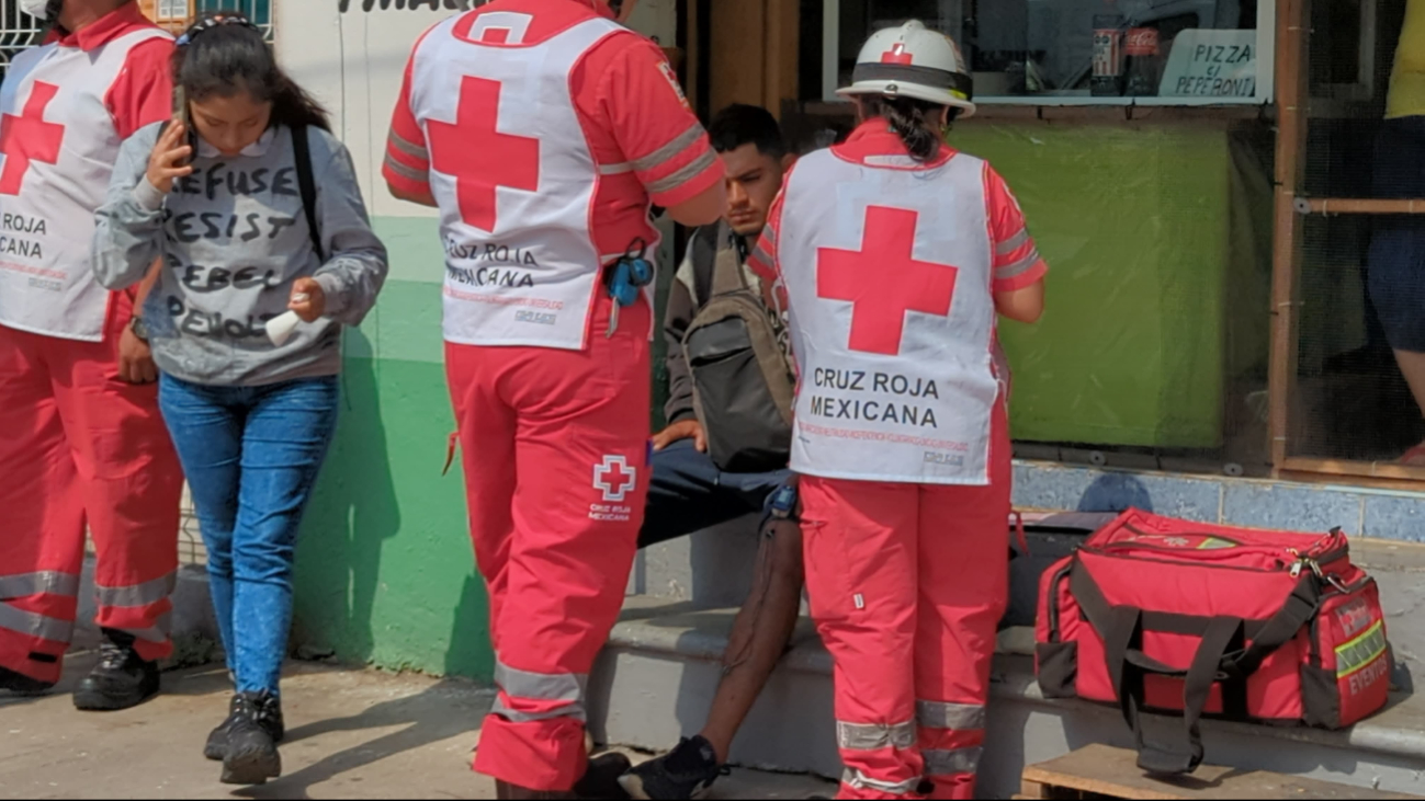 Miembros de la Cruz Roja otorgaron apoyo al incidentado.