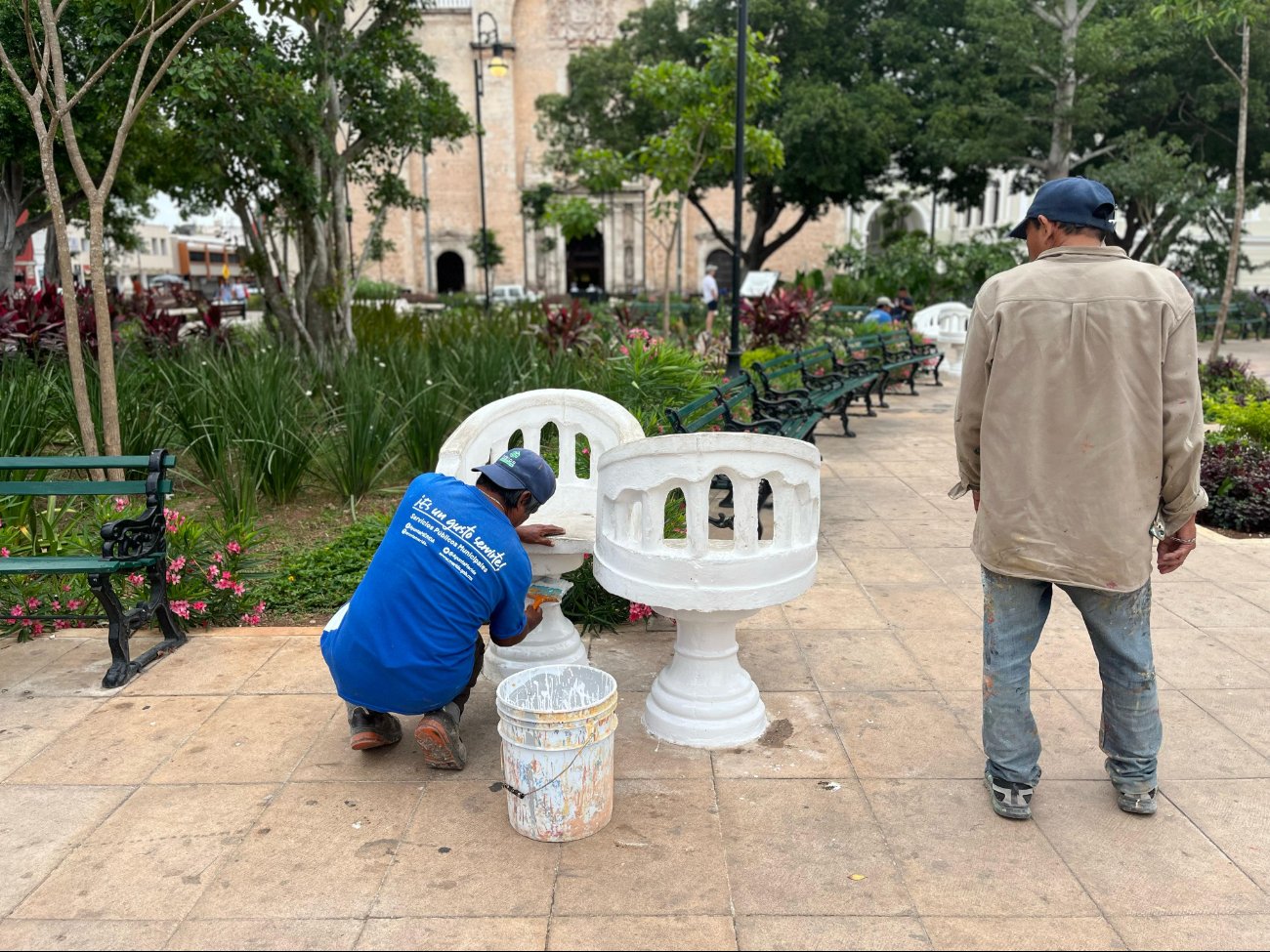 Personal de Servicios Públicos Municipales aplica trabajos de pintura sobre las sillas de los confidentes