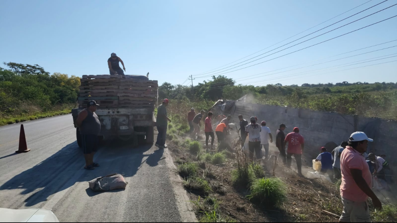 Rapiñan cemento en Escárcega;  remolque de carga se desenganchó y volcó 