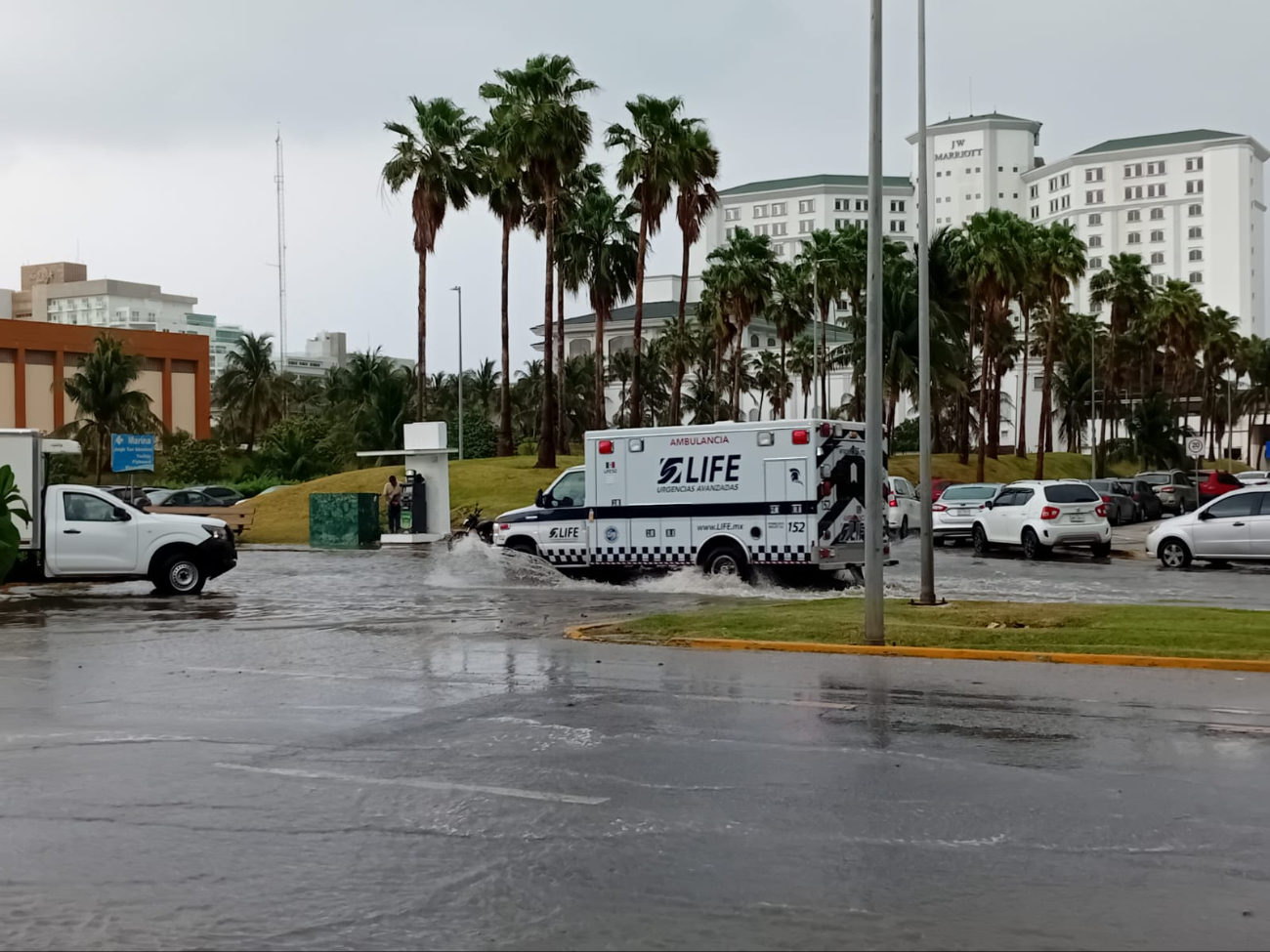 Cancunenses reportan fuga de aguas negras en el boulevard Kukulcán de Cancún