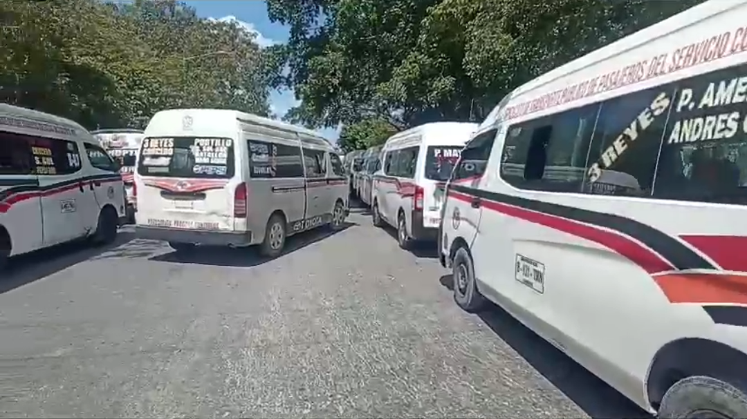 Con combis y conos se cerró la avenida Las Playas donde se ubican las oficinas