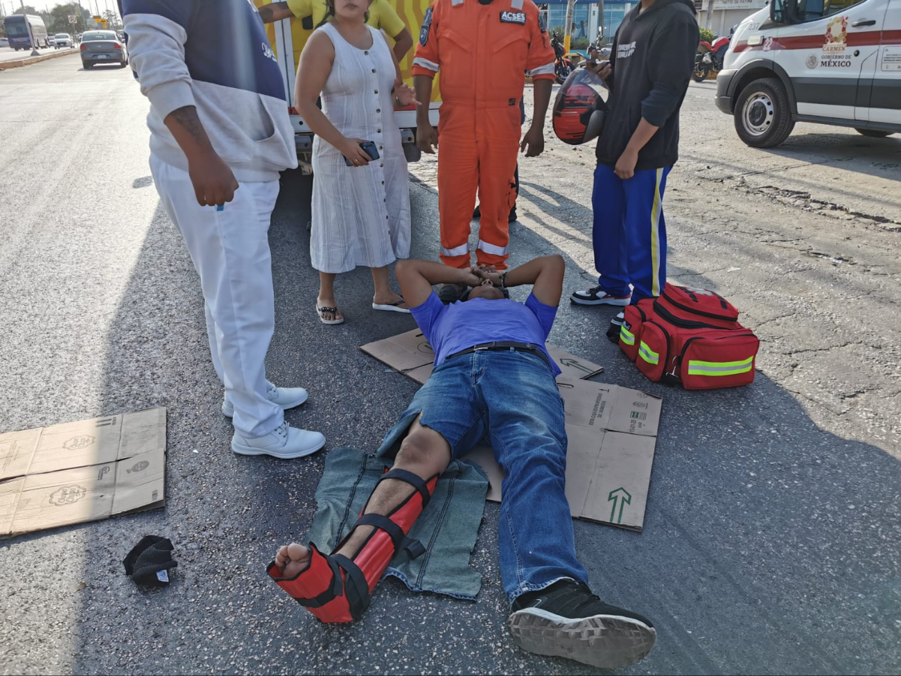 Debido a las heridas, se trasladó al motociclista al hospital.