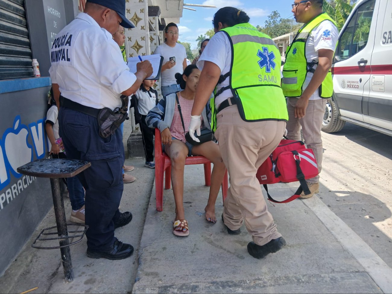 Debido a sus heridas, se le trasladó a la mujer al hospital de la ciudad.