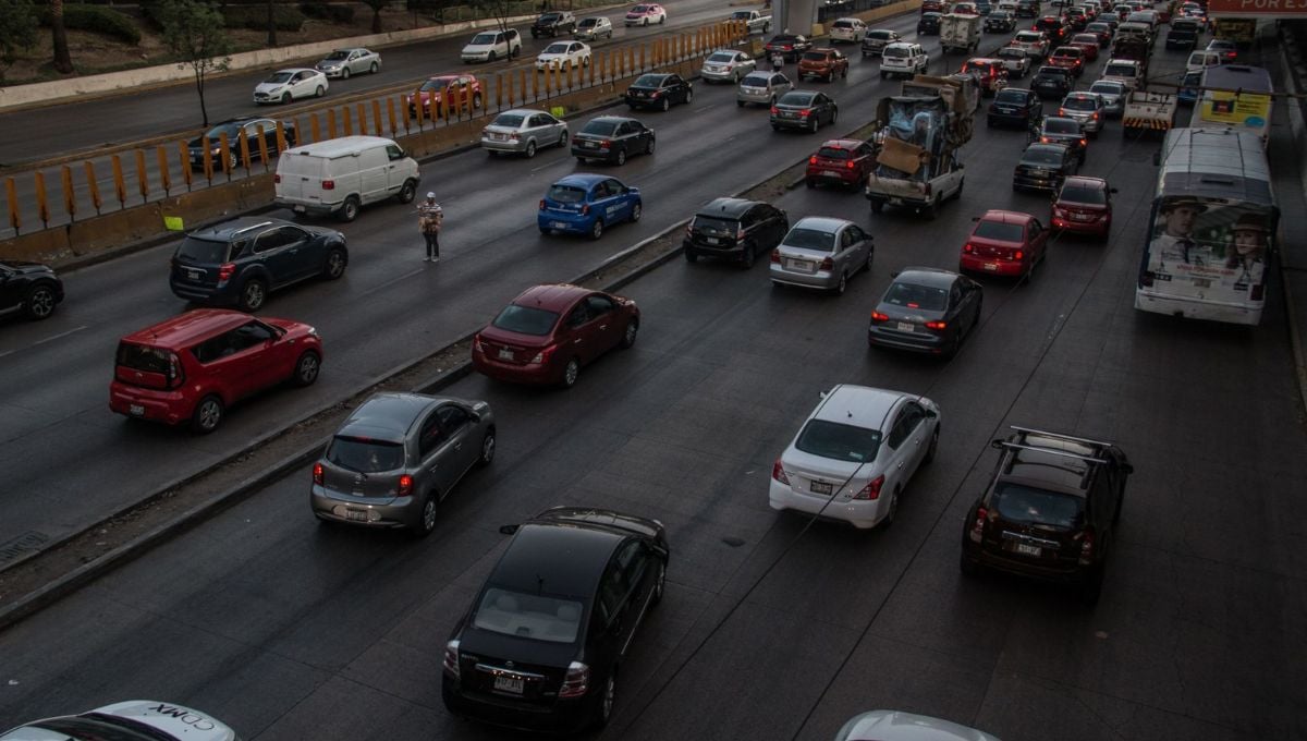 El programa Hoy No Circula es una medida ambiental que restringe la circulación vehicular en días específicos