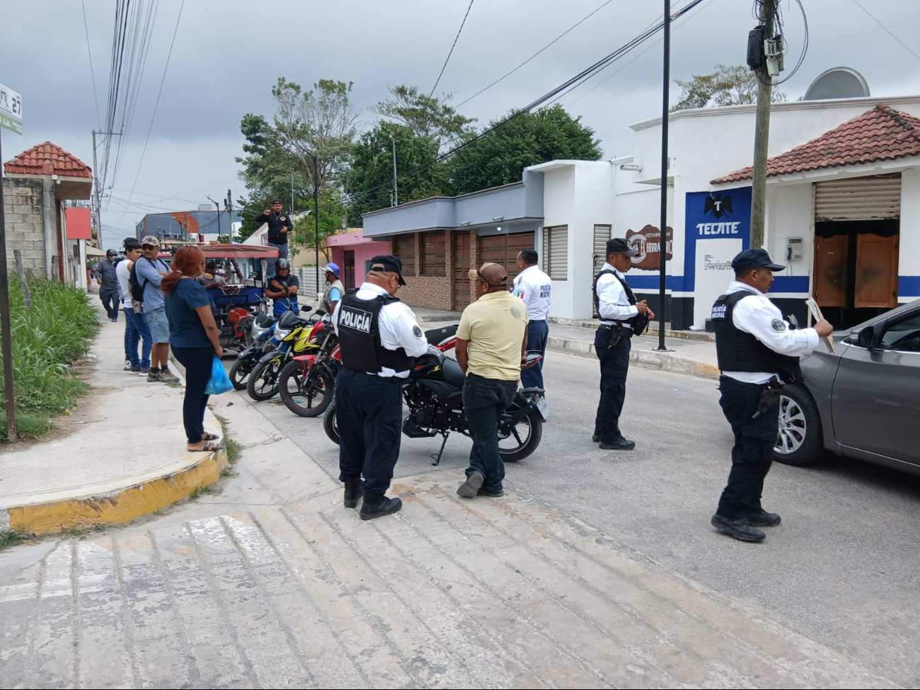 Aseguran vehículos y detienen a un hombre en operativo de la  policía en Escárcega