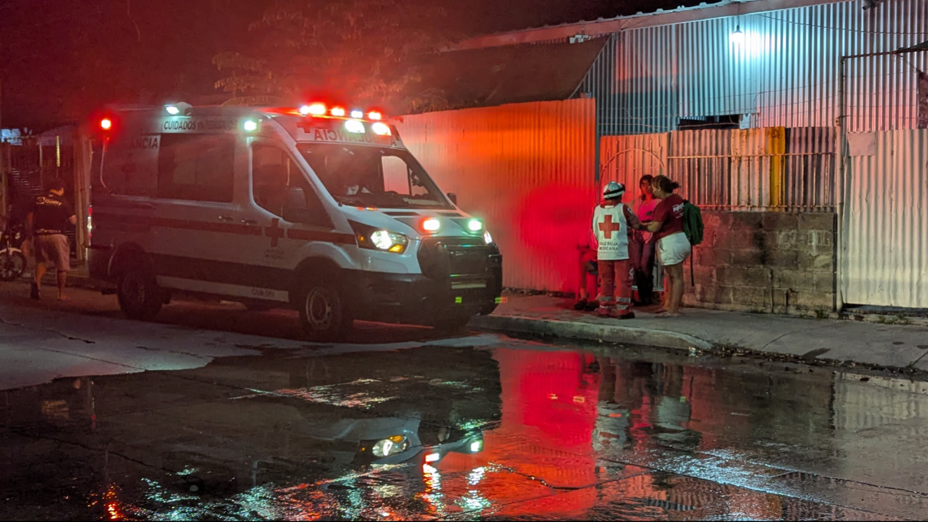 Paramédicos acudieron al lugar donde se encontraba el menor sentado en la banqueta junto a su madre