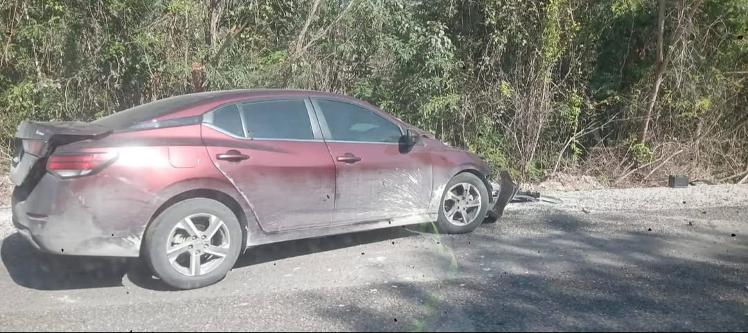 Autoridades aseguran vehículos tras accidente en carretera Escárcega