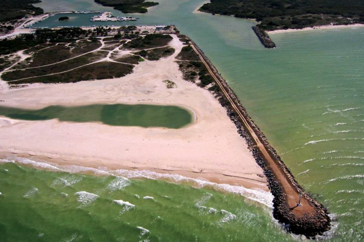 Chuburná cuenta con una playa amplia y un pequeño muelle con un faro