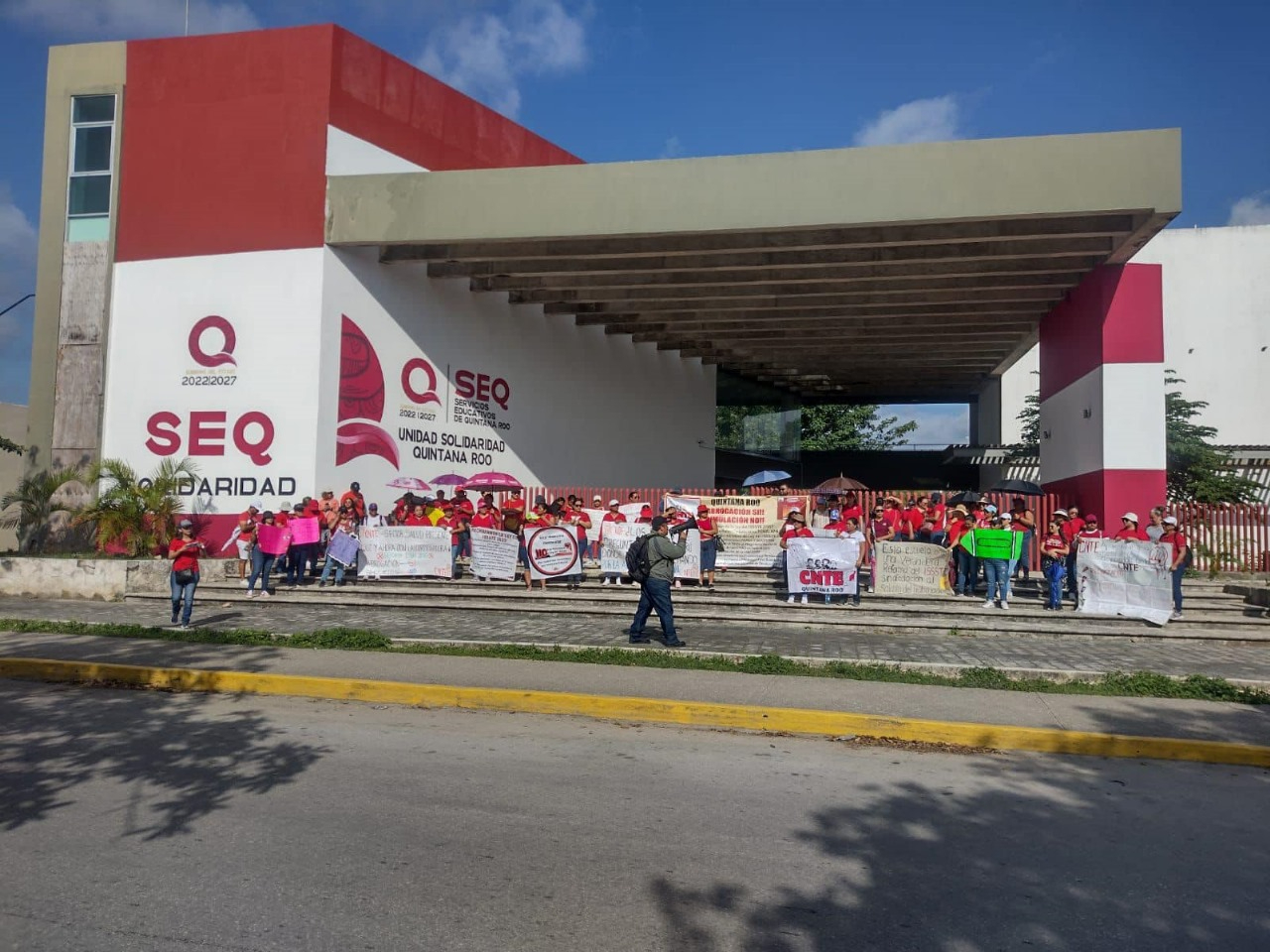 Con carteles los manifestantes bloquearon el paso a las instalaciones