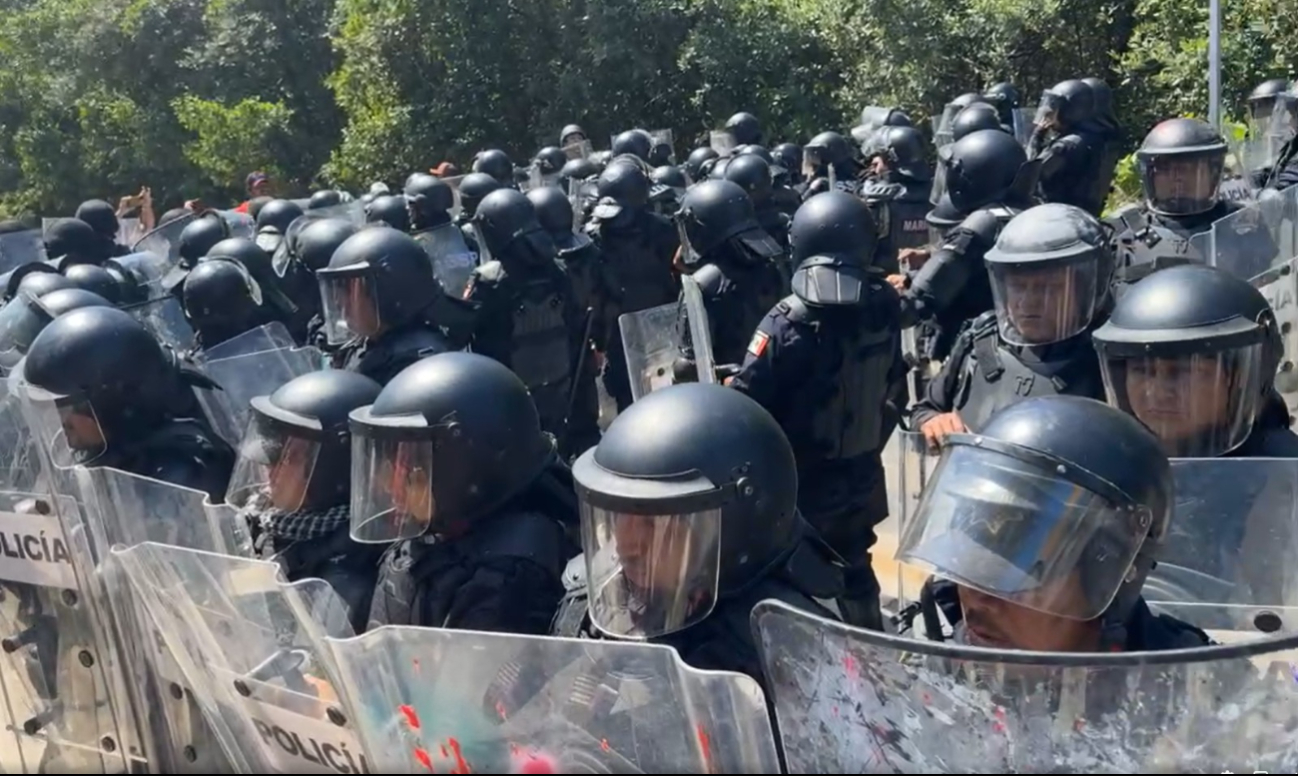 Durante una diligencia de autoridades federales, pobladores arremetieron contra los uniformados