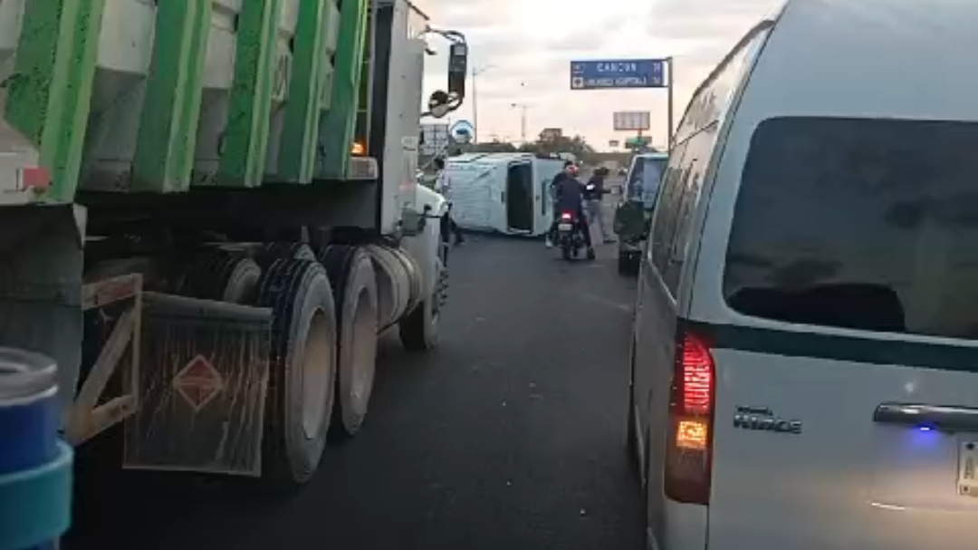 Conductores comenzaron a auxiliaron a los pasajeros tras el impacto