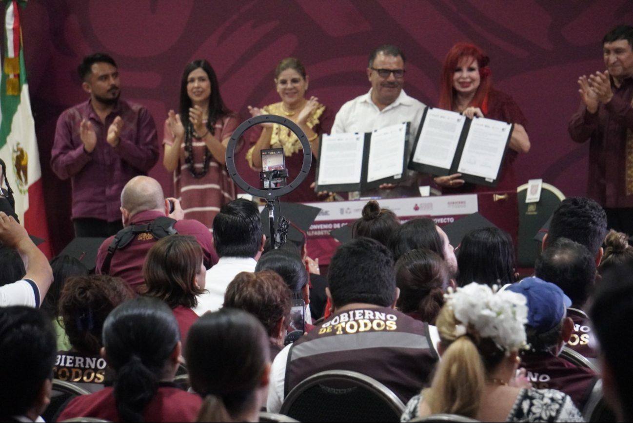 Entrega de certificados marca inicio del programa de alfabetización en Campeche.