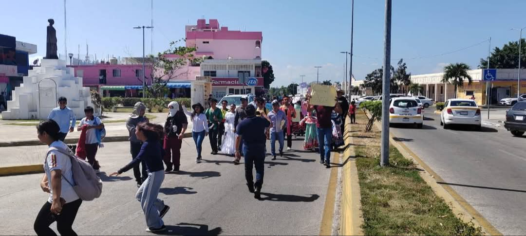 Familias recorrieron las calles para realizar sus peticiones.