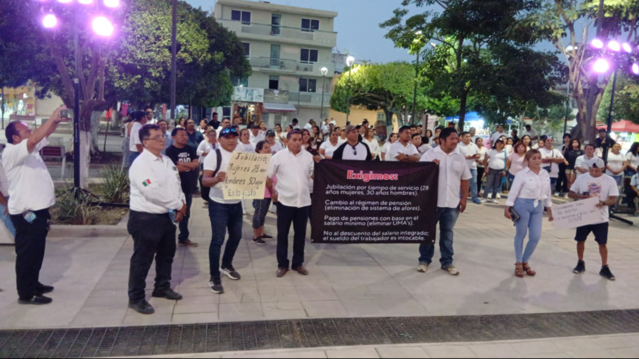 Se manifiestan maestros contra la ley del ISSSTE en parque de Escárcega 