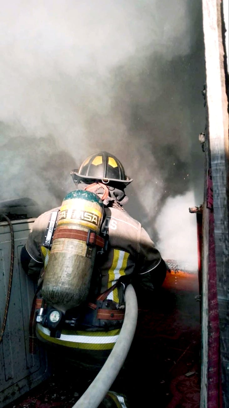 Los cuerpos de rescate y emergencias controlaron las llamas, que dañaron muebles, paredes y el techo de la vivienda