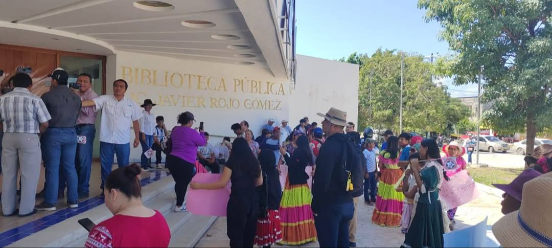 Manifestantes marcharon por las calles para mostrar su insatisfacción con el instituto.