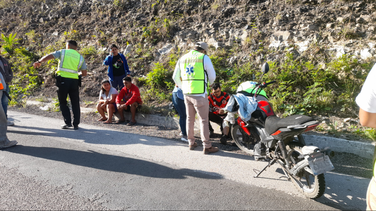 Dos jóvenes lesionados tras derrape en motocicleta en la carretera Escárcega-Chetumal