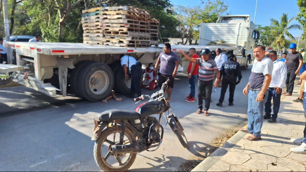 Motociclista junto a dos menores, se estampan contra tráiler en  Felipe Carrillo Puerto