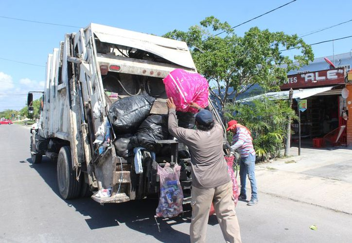 Recolectores de basura no portan equipo adecuado que les proteja de los desechos.