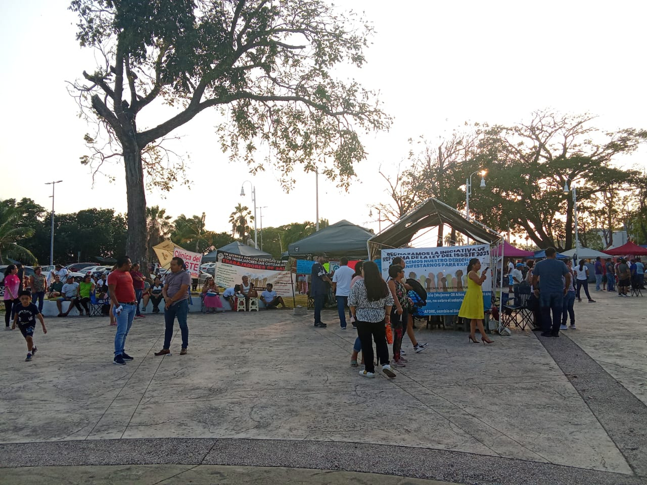 Trabajadores de la salud siguen manifestando su inconformidad ante la reforma.