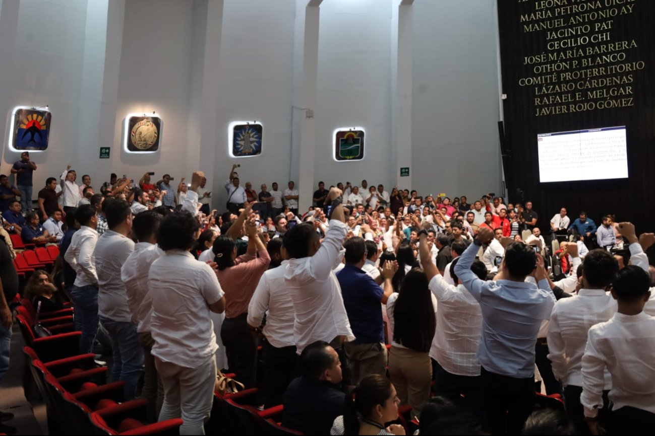 Ciudadanos entraron al Pleno para mostrar su incoformidad ante el Congreso.