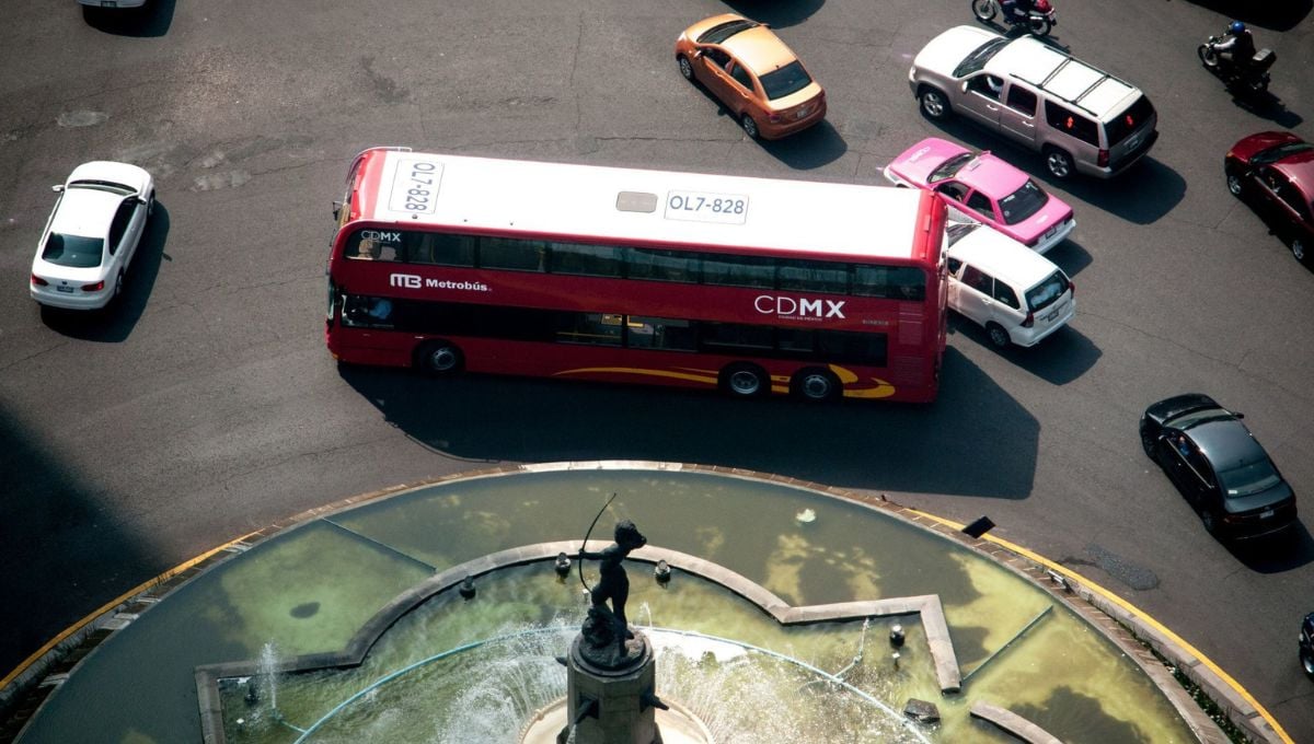 El programa Hoy No Circula es una medida ambiental que restringe la circulación vehicular en días específicos