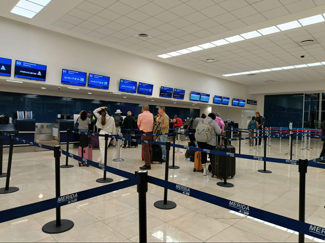 Hay afluencia regular de pasajeros en el aeropuerto de Mérida