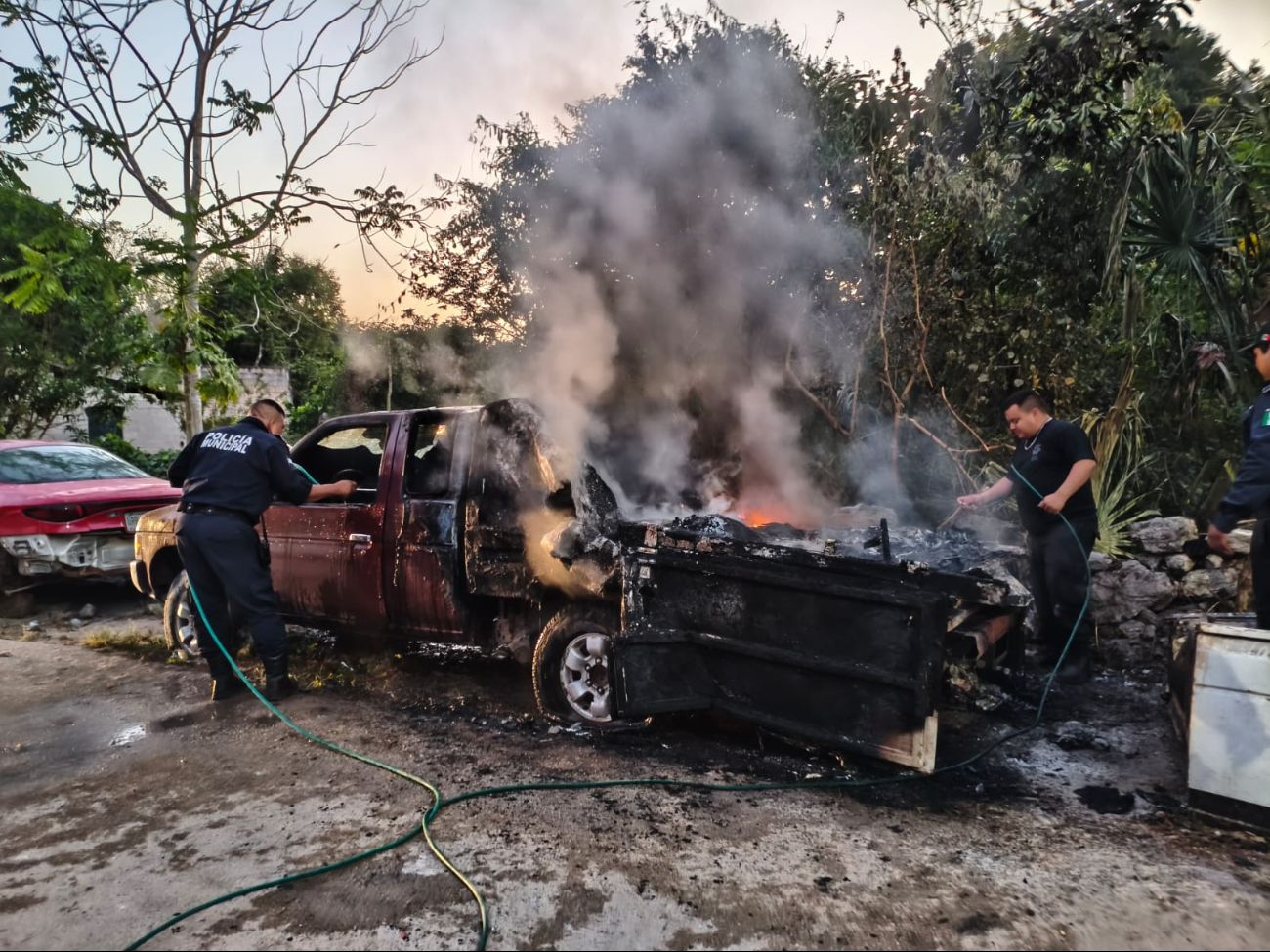 Incendio de una camioneta sorprende a vecinos de la colonia Santa Rosa de Lima en Tizimín