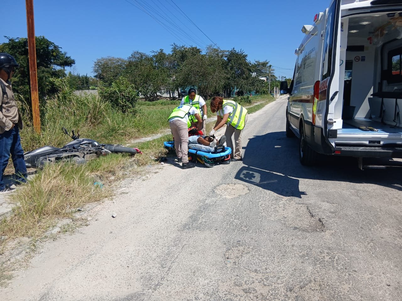 Motociclista lesionado al chocar contra camioneta.