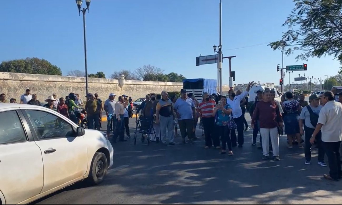 Pacientes del IMSS bloquean carretera por falta de atención en Campeche