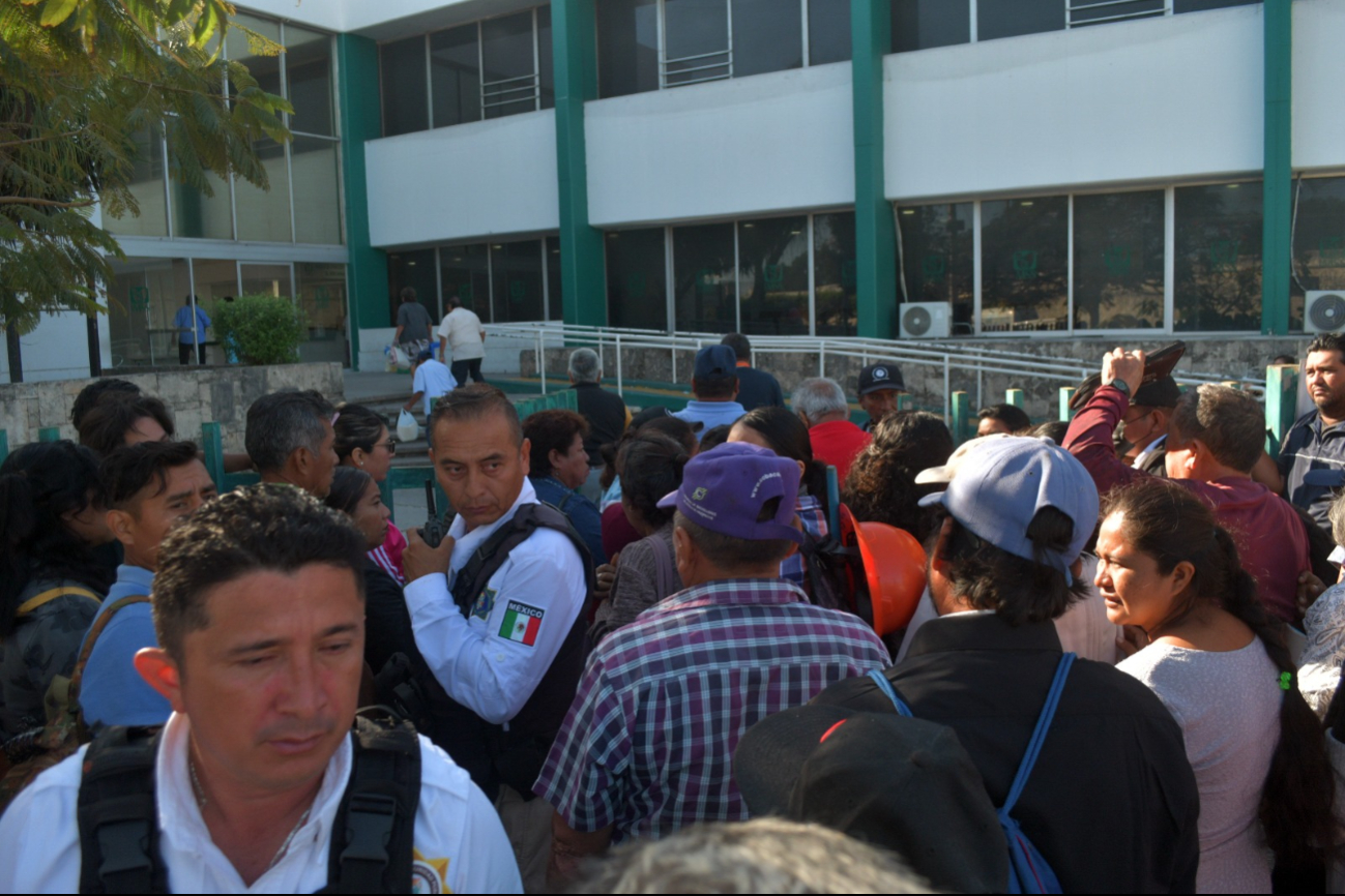 Pacientes del IMSS bloquean carretera por falta de atención en Campeche