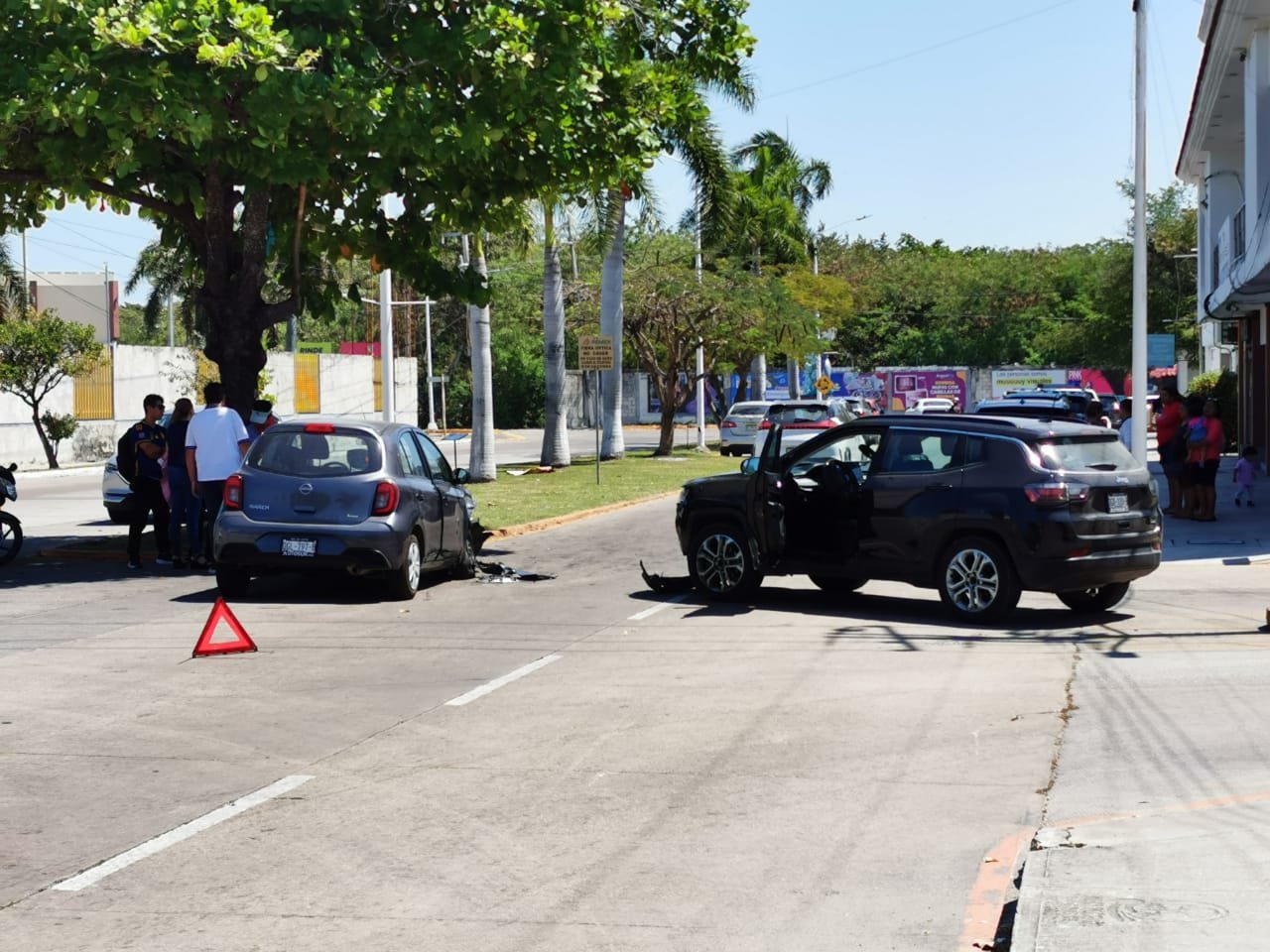 Aparatoso choque en Campeche deja daños materiales y tráfico afectado