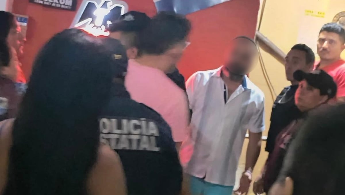 El extranjero se entregó a la policía y fue escoltado lejos de la multitud