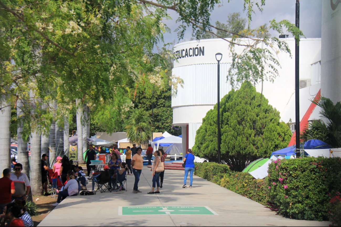 El plantón que mantienen en las instalaciones de la Secretaría de Educación pasó de 5 mil a 7 mil profesores participantes.