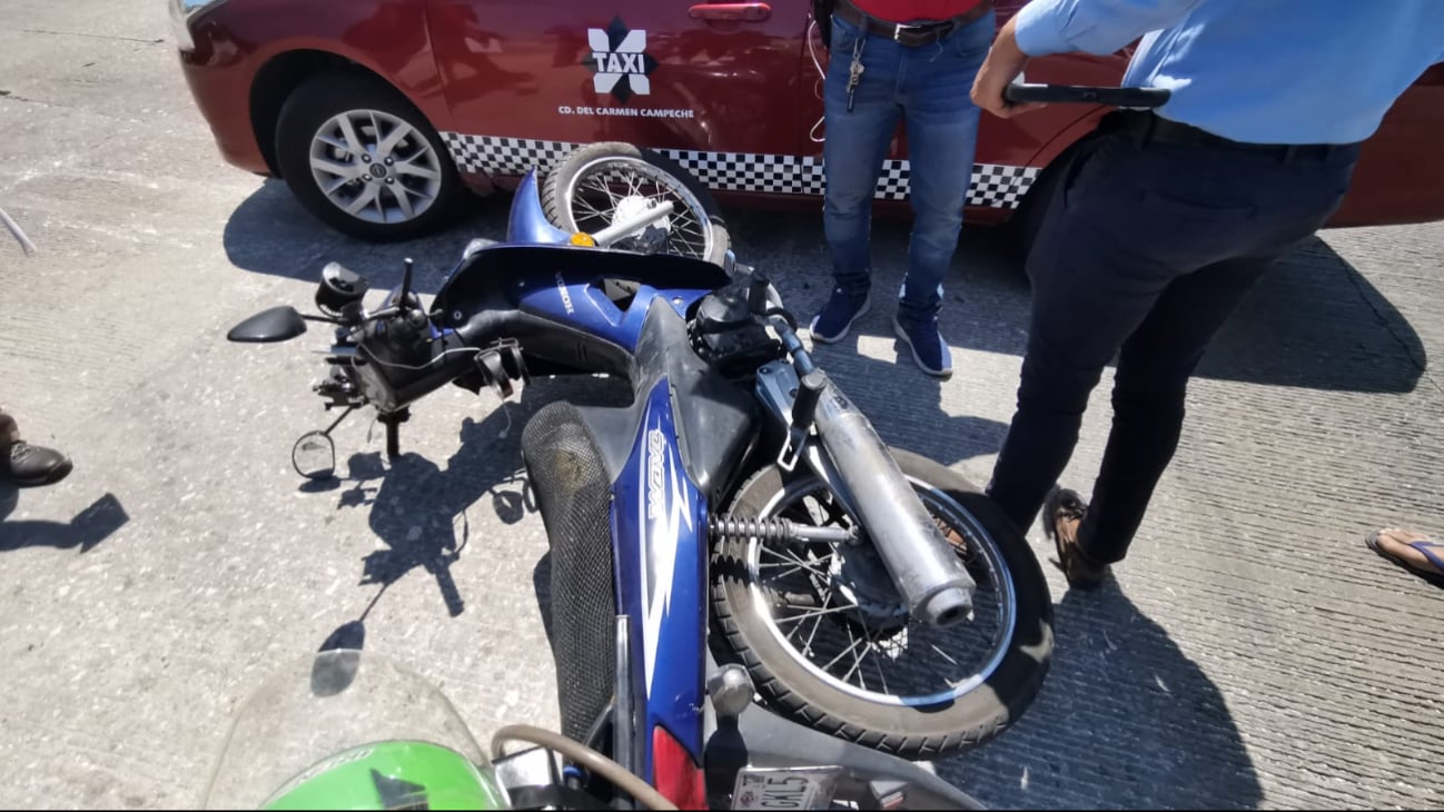 Taxista choca a motociclista  en la avenida 10 de julio en Ciudad del Carmen