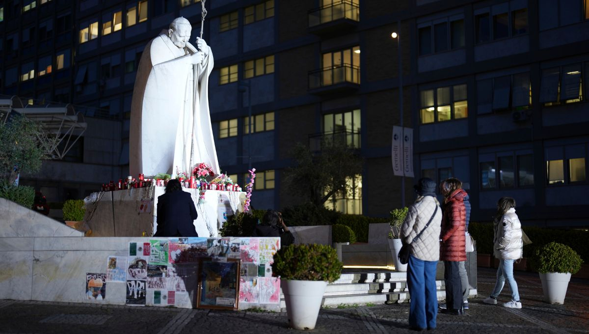 Papa Francisco mejora en hospital: Se mueve con ayuda y mantiene terapias diarias