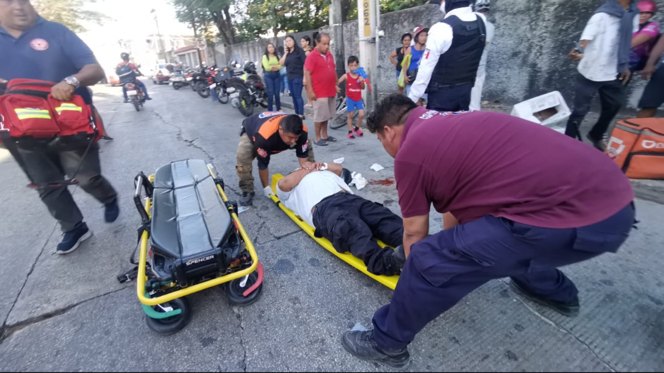 Paramédicos trasladaron al hombre herido al hospital, para recibir mayor atención médica.