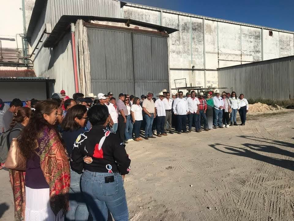 Los cañeros se turnan varias horas para cuidar las salidas del lugar como forma de protesta