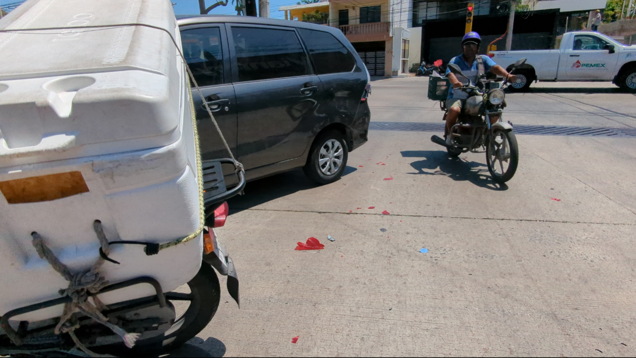 Colisión  entre camioneta y motocicleta deja daños materiales en Ciudad del Carmen