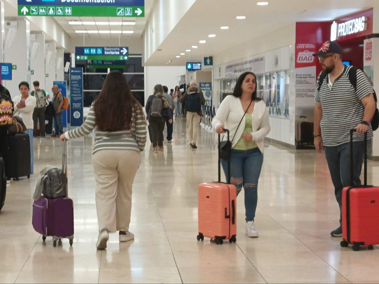 Los vuelos de la mañana que arribaron a la capital son dos de Volaris, tres de Aeroméxico y dos de Viva.