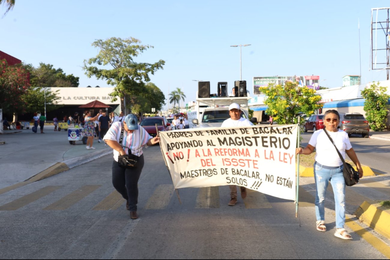 Marcha a favor de los maestros en Chetumal divide a padres de familia