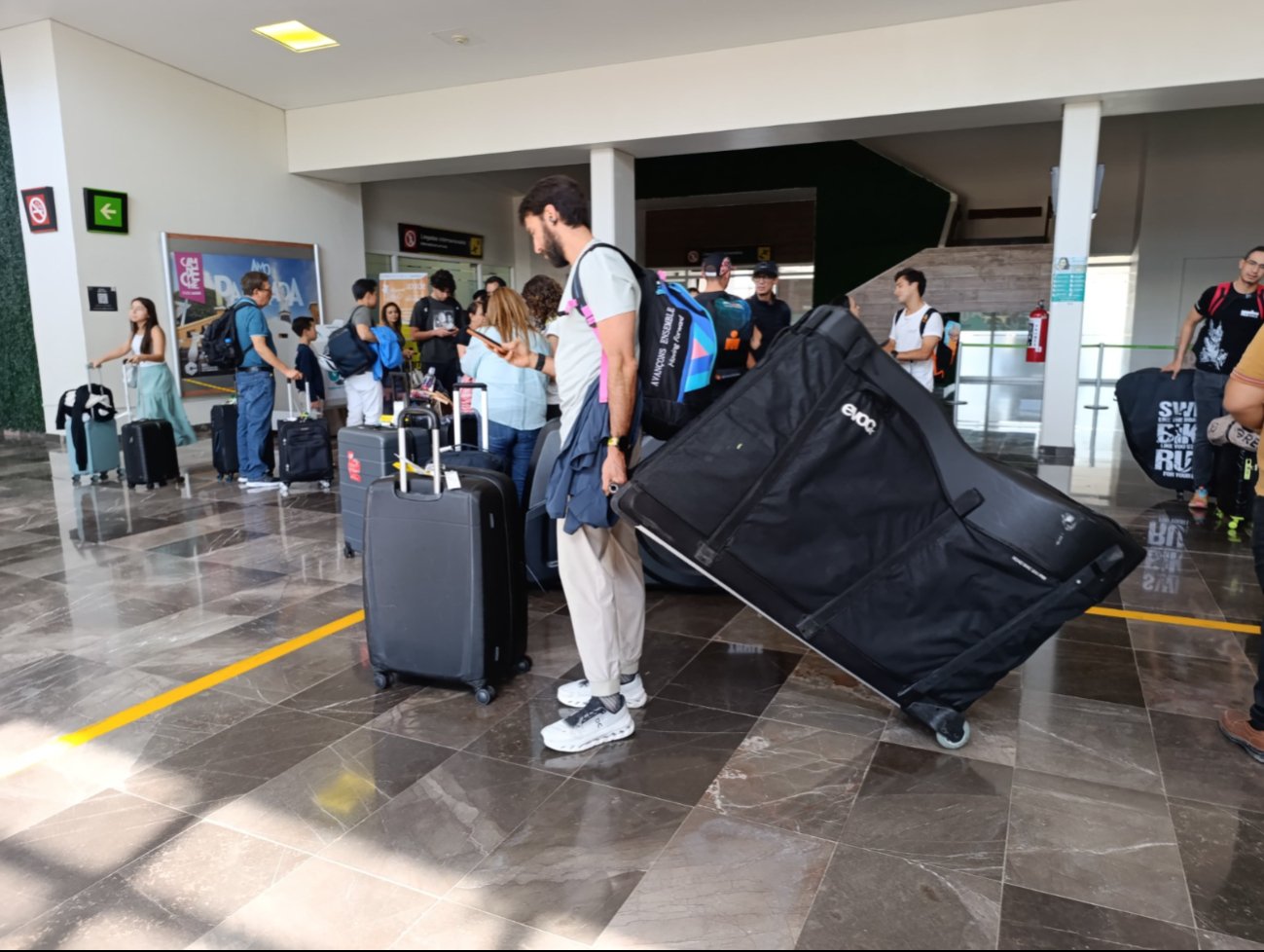 Sin taxis en el Aeropuerto, competidores del Iron Man 2025