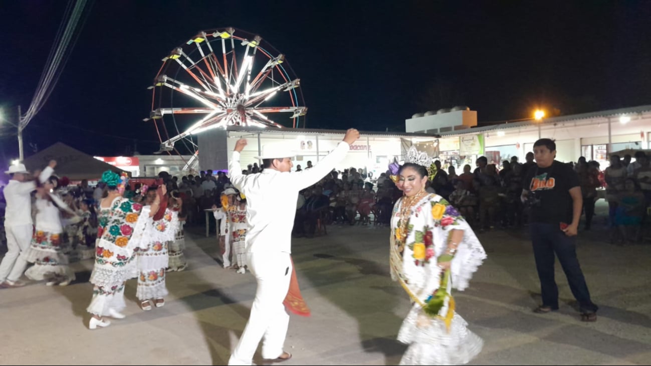 Con la imposición de banda a Claudia del Carmen Bacab Chi inició la vaquería de la feria taurina en honor a Cristo Nuestro Salvador