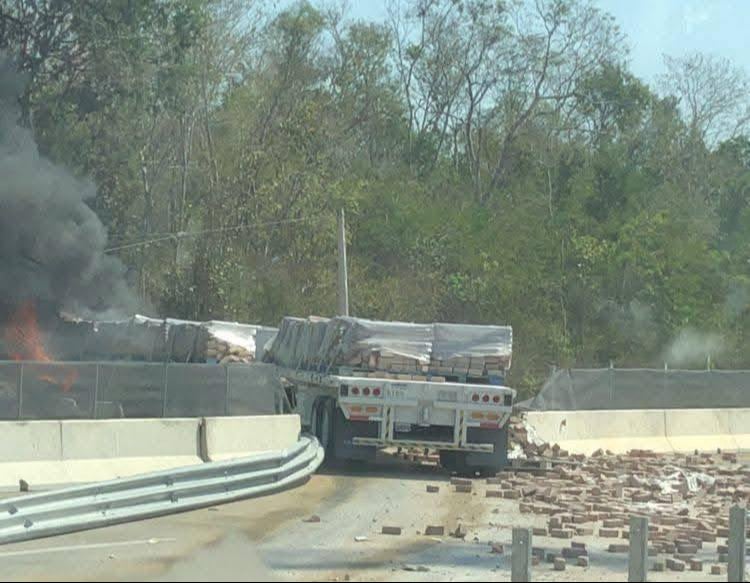 Chofer muere luego de salirse la vía Mérida-Cancún e incendiarse su camión