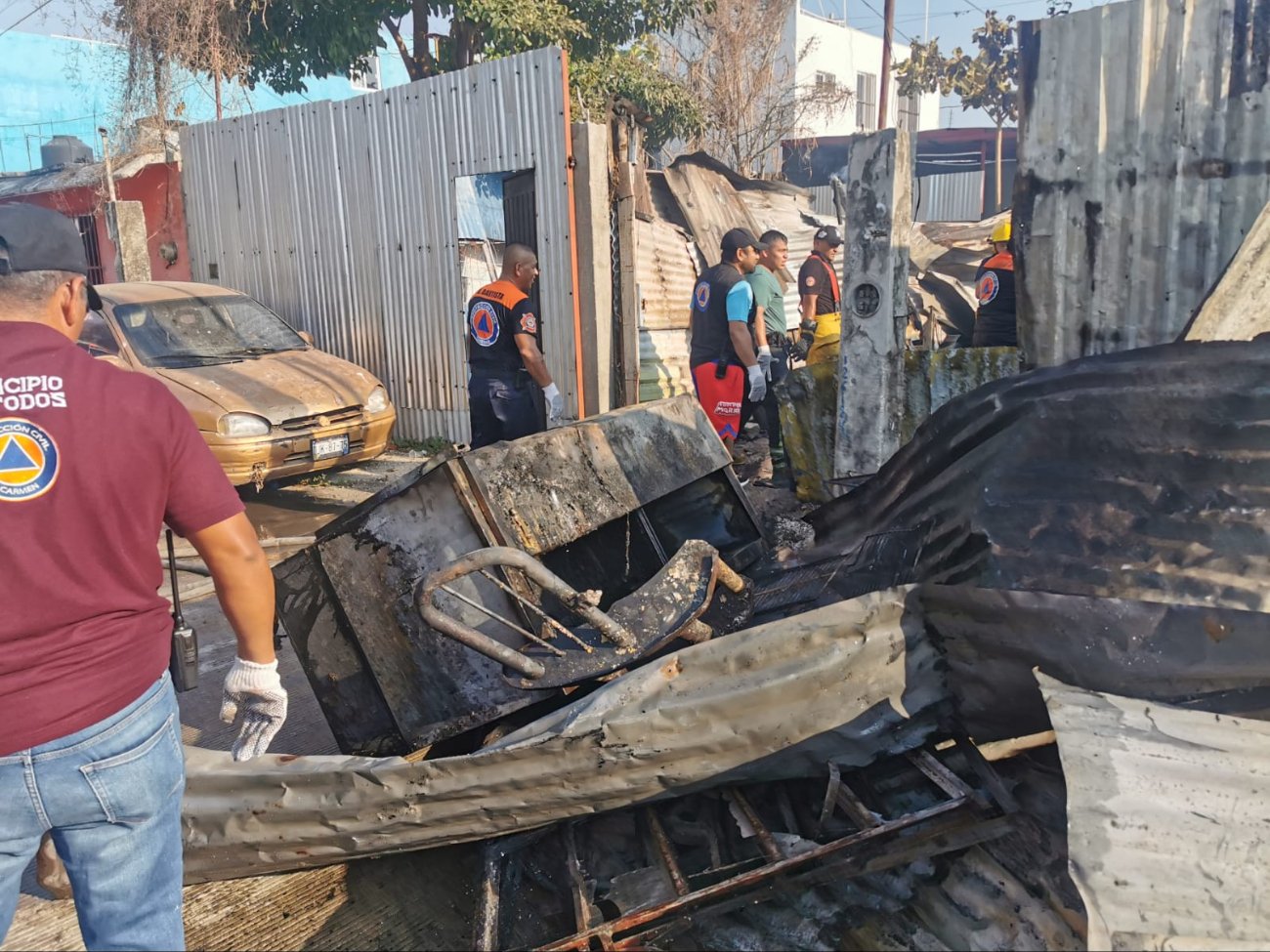 Hombre se salva milagrosamente de morir en un incendio de Carmen; sus vecinos lo salvaron